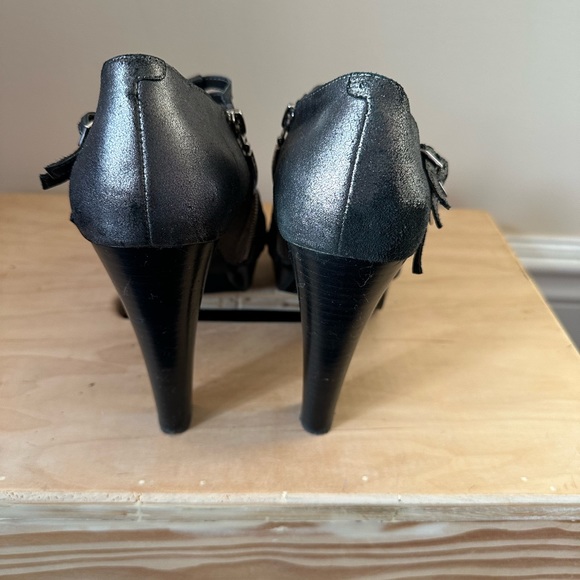 Lauren Ralph Lauren platform heels in metallic gray. - Picture 4 of 10